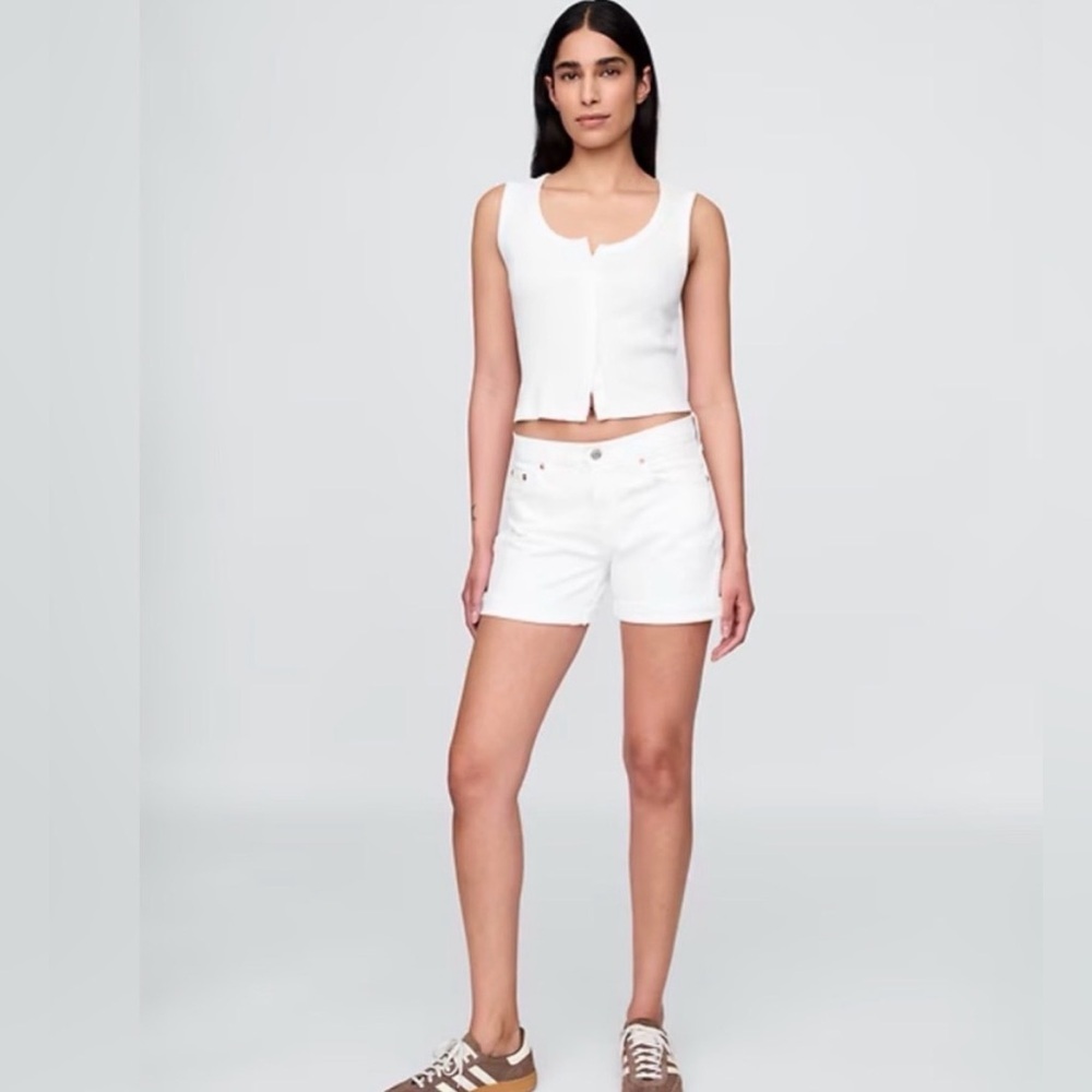 Gap 5” White Mid Rise Girlfriend Shorts Size 33/16 NWT